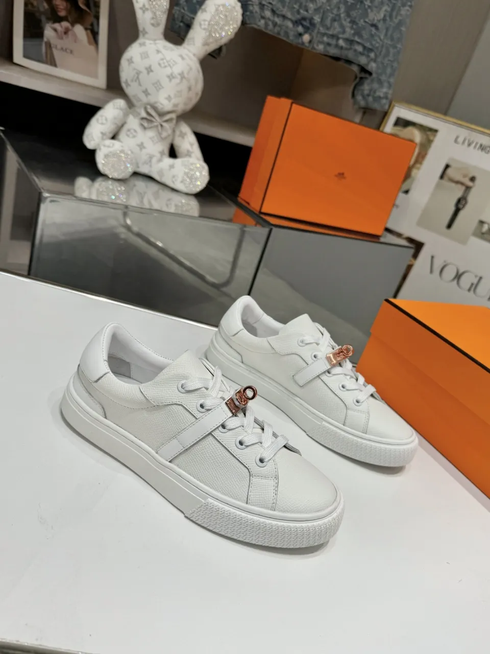 Men's Men's Shoes💰620❤️❤️❤️HERMES 2021 latest Kelly buckle white sneakers are online! The highest version on the market! Purchasing level quality! The H family rarely produces flat casual shoes, and they are styled with classic palladium-plated Kelly shoe buckles! Create a fashionable urban look that perfectly embodies the noble and elegant style of Hermès! Material selection: Fabric imported cowhide, lining + foot pads imported sheepskin, original molded TPU outsole, heavy gold molded kelly buckle full of texture Size: Female: 35-41 (41 is not returnable) Male: 39-45 (45 is not returnable)